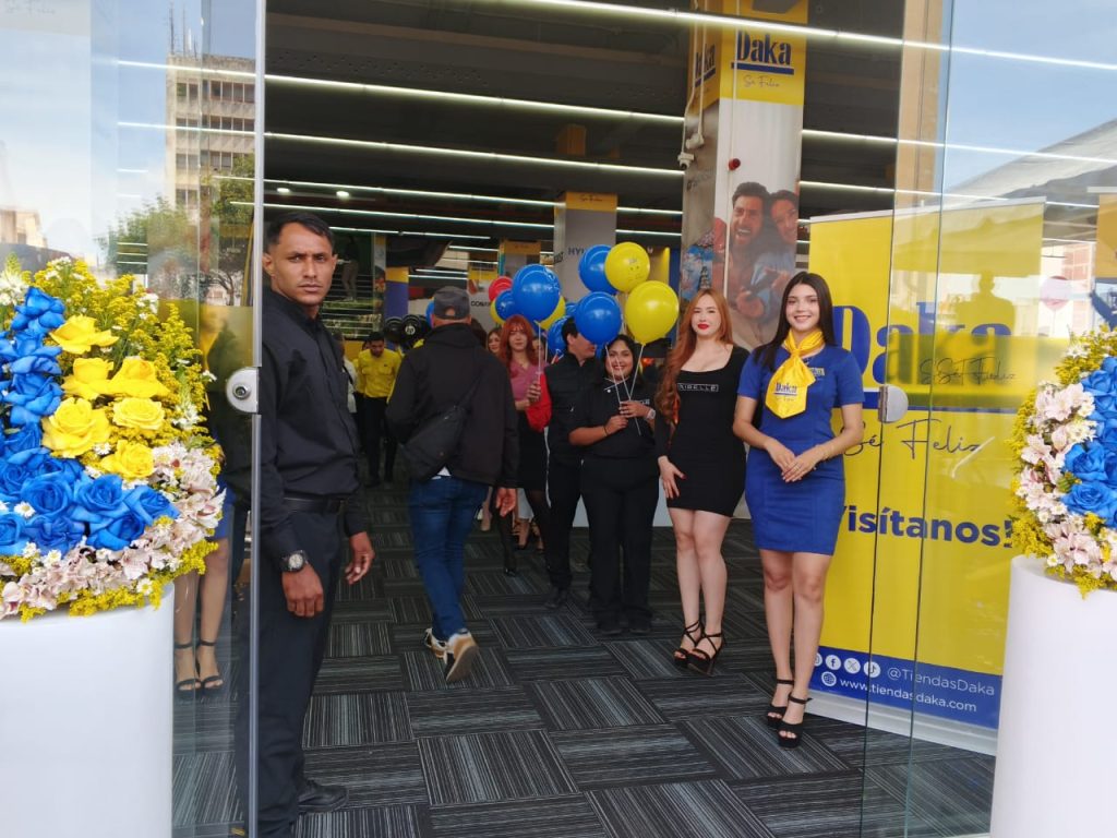 ¡En la emblemática 5 de Julio! Marabinos felices en inauguración oficial de tiendas Daka