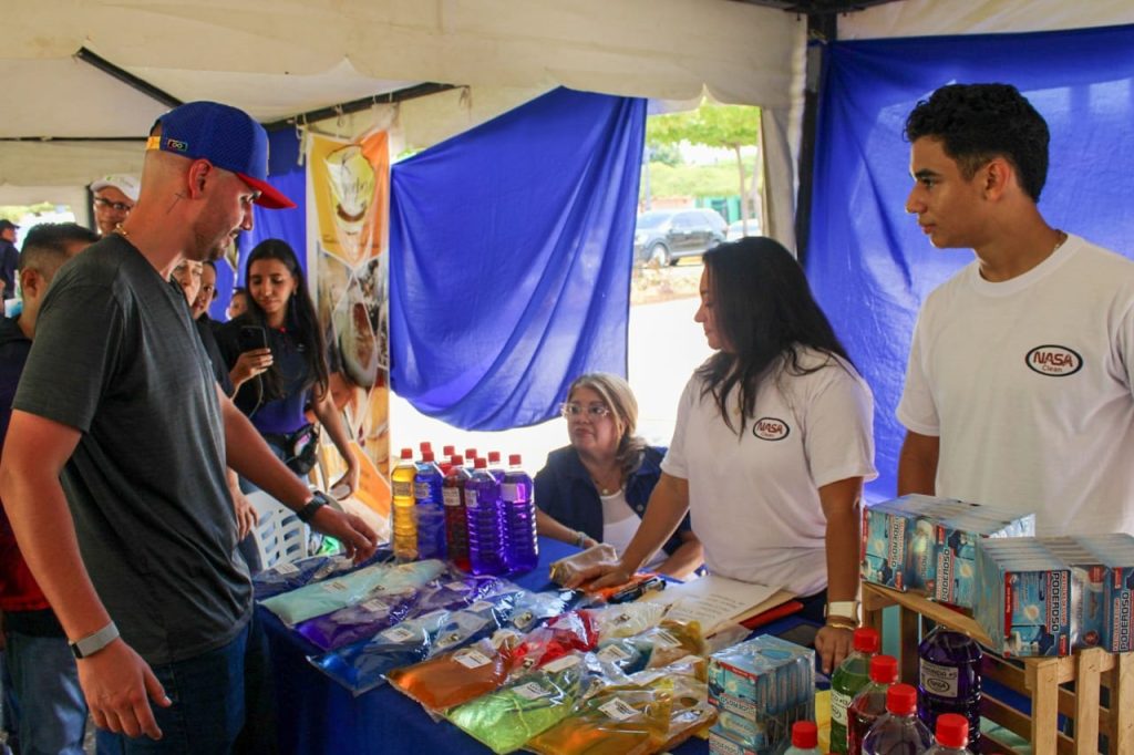 ¡Y mercados populares! Las ayudas humanas de la Alcaldía de Maracaibo llegaron a Santa Lucía