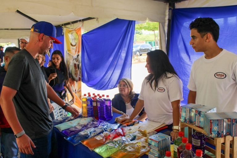 ¡Y mercados populares! Las ayudas humanas de la Alcaldía de Maracaibo llegaron a Santa Lucía