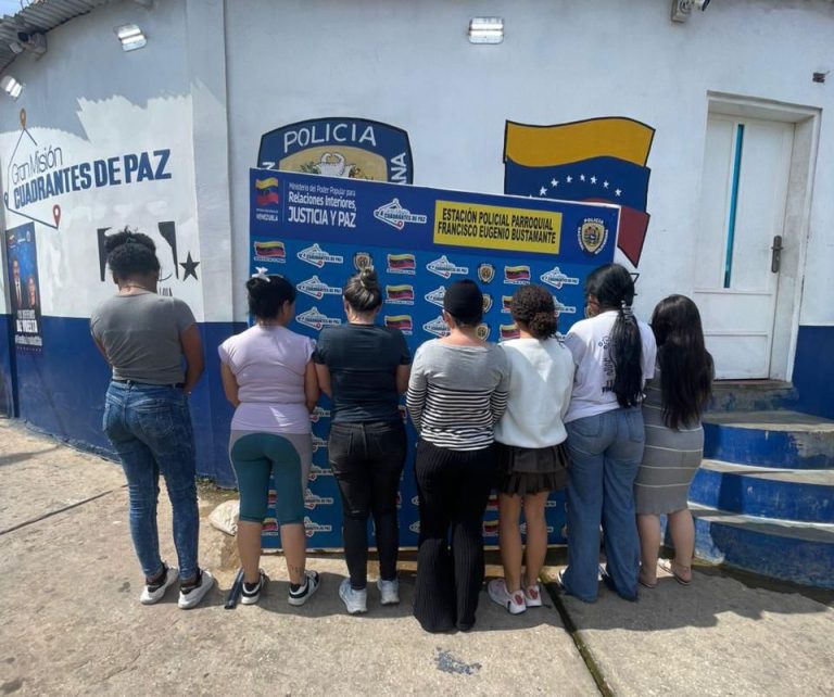 Riña colectiva en un puesto de comida rápida, culminó con detenidos