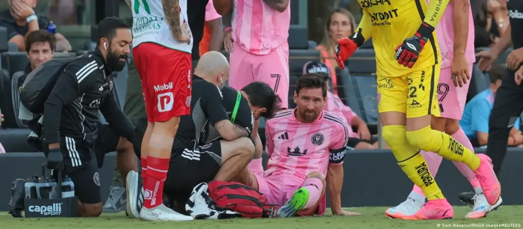 A menos de tres semanas del inicio del Mundial 2026, Messi presenta aparentemente molestias en una pierna