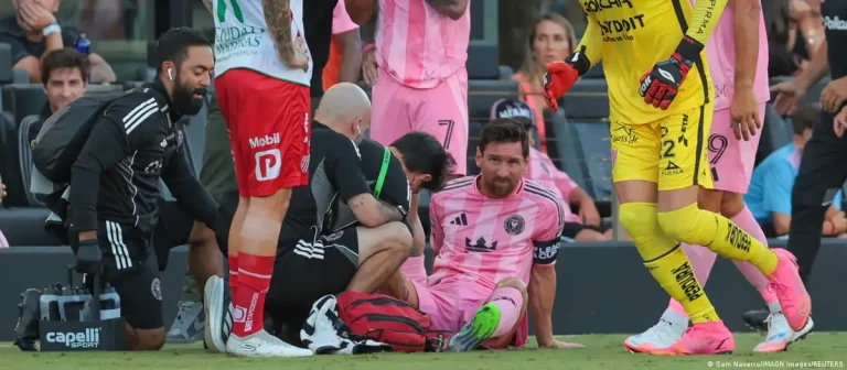 A menos de tres semanas del inicio del Mundial 2026, Messi presenta aparentemente molestias en una pierna