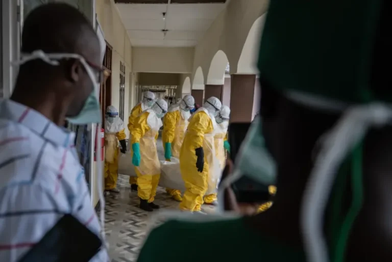 Pacientes sospechosos de ébola escapan de un centro de salud