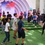 ¡Padres y jóvenes viven la pasión del Mundial! Fanaticada futbolera disfrutó de La Plaza de la República en segundo intercambio de barajitas