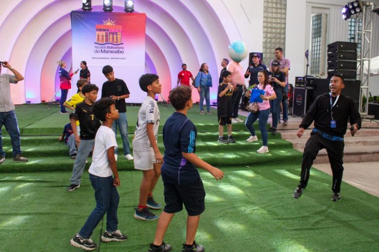 ¡Padres y jóvenes viven la pasión del Mundial! Fanaticada futbolera disfrutó de La Plaza de la República en segundo intercambio de barajitas
