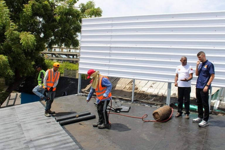 Impermeabilizado el techo de la fachada del Mercado Santa Rosalía