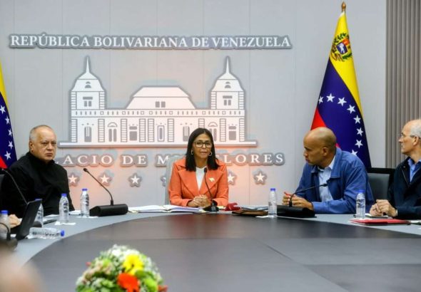 Delcy Rodríguez anuncia consulta pública para simplificar trámites burocráticos