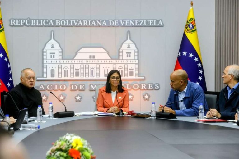 Delcy Rodríguez anuncia consulta pública para simplificar trámites burocráticos