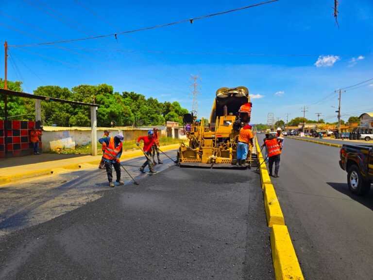 Gobernador Luis Caldera inspecciona asfaltado en la circunvalación 3