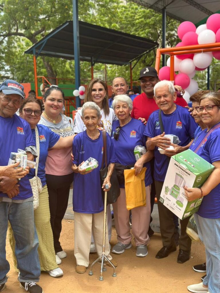 200 adultos y adultas mayores de la parroquia Raúl Leoni disfrutaron de un homenaje de la Alcaldía de Maracaibo