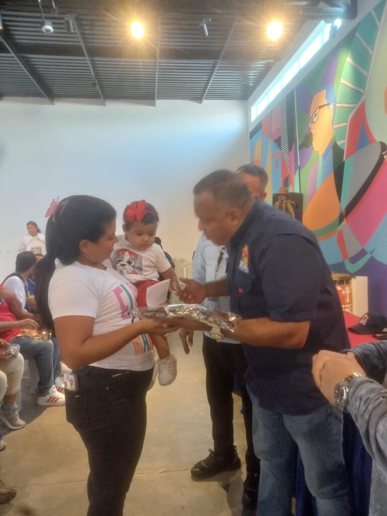 ‎Alcaldía de Maracaibo ofrenda a San Benito con entrega de uniformes a los Vasallos de Santa Lucía