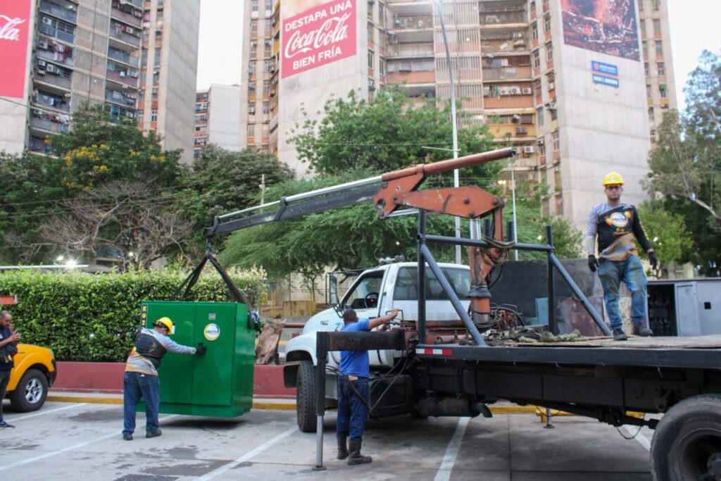 ‎¡Corpoelec, Gobernación y Alcaldía de Maracaibo! Se inició reemplazo del transformador que explotó en Centro Comercial Ciudad Chinita