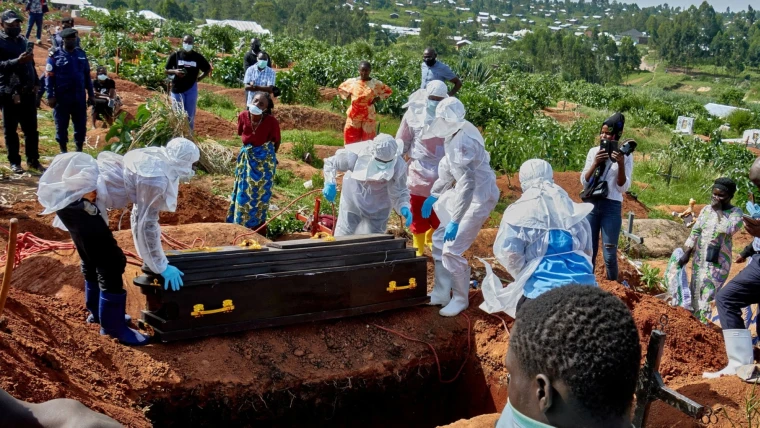 Tocar los cuerpos de personas fallecidas por Ébola es una de las formas más rápidas y comunes de contraer la enfermedad
