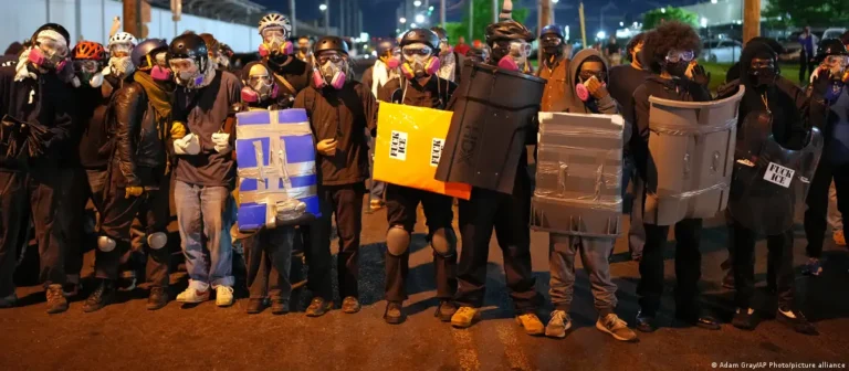 EEUU: Enfrentamientos entre la policía y manifestantes opuestos a las políticas migratorias terminan en toque de queda