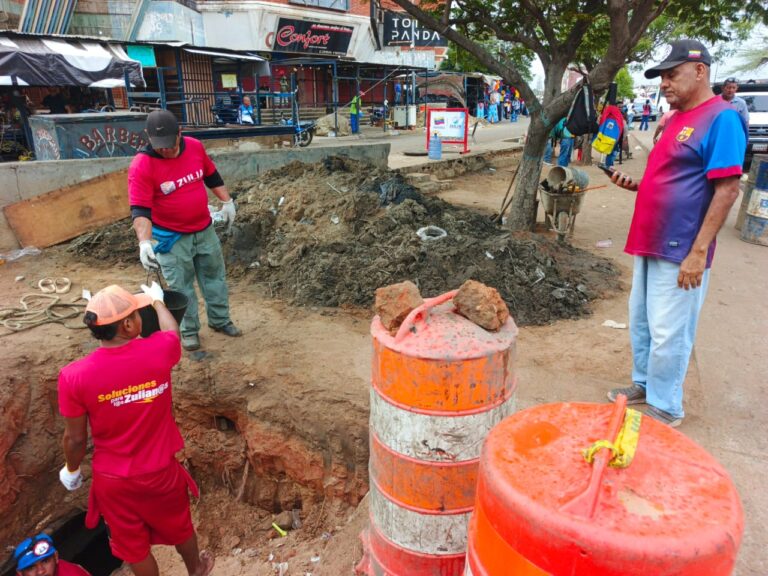 Gobernación del Zulia ejecuta plan de limpieza y mantenimiento de drenajes en el Mercado Las Playitas de Maracaibo