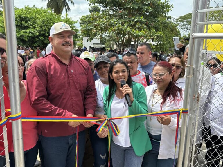 Gobernador Luis Caldera entrega rehabilitado Consultorio Médico Popular I "Rafael Caldera" en el municipio Colón