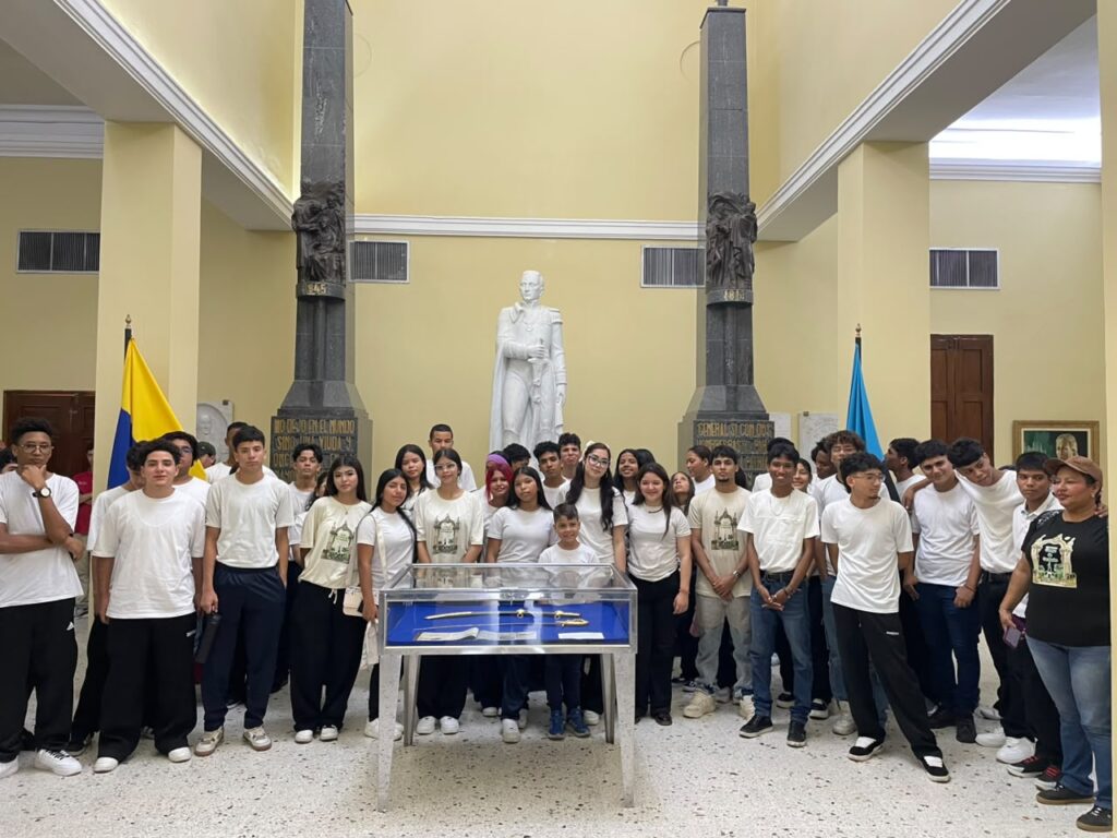 Estudiantes de la U.E.P. Campo Carabobo descubren la historia de Maracaibo en recorrido patrimonial guiado por Corzutur