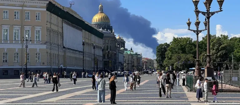 Las autoridades de San Petersburgo ordenaron hoy a sus habitantes que no salgan de sus casas
