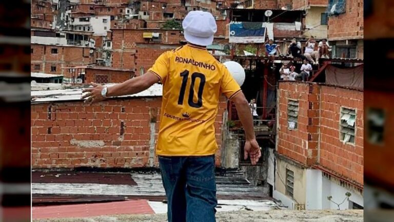 Ronaldinho visitó la parroquia Petare