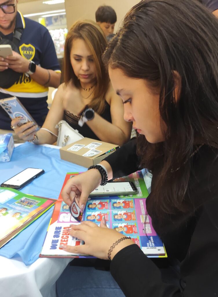 ¡Masiva asistencia en Galerías Mall! Fomutur sigue la fiebre mundialista con el intercambio de barajitas