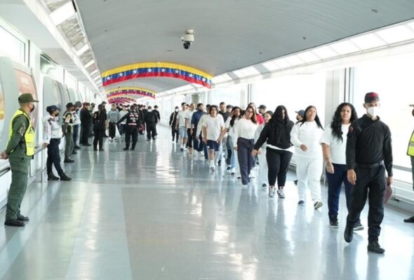 Fedecámaras y la OIM acuerdan planes de reinserción laboral para migrantes repatriados