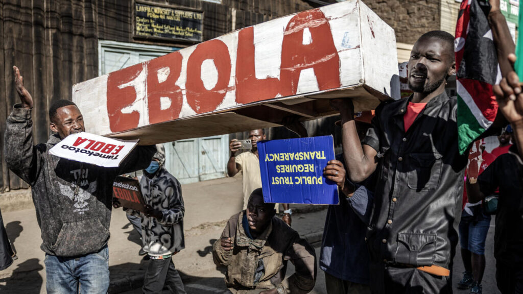 Kenia reprime protesta contra centro para estadounidenses contagiados por ébola