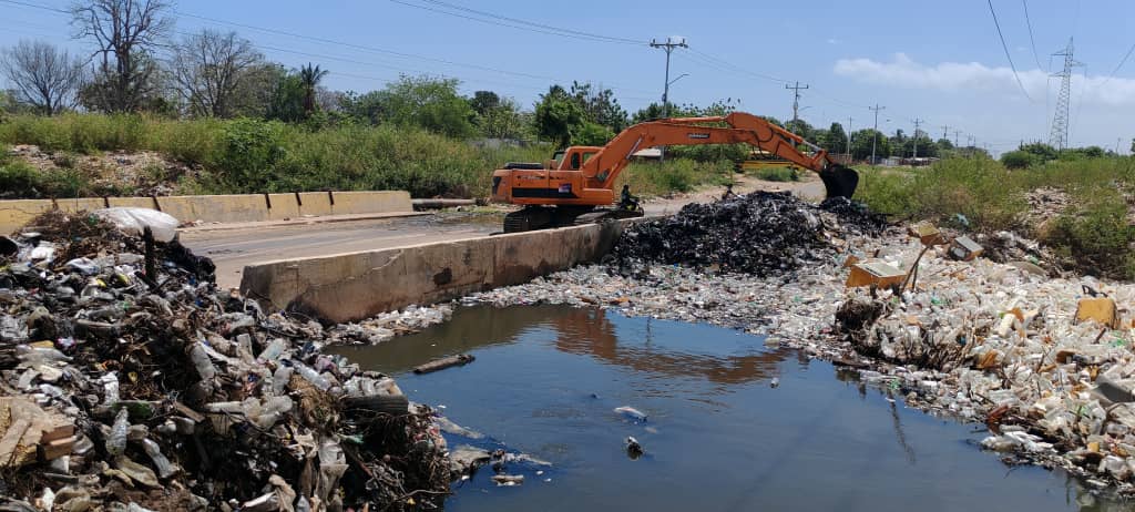 ¡Puente Espuma y Cajón La Vega! Alcaldía despeja en la parroquia Idelfonso Vásquez dos puentes obstruidos por desechos