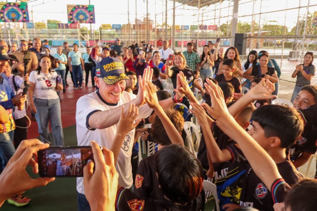 Alcalde Di Martino entregó distinciones a campeones en robótica y bicampeones en fútbol