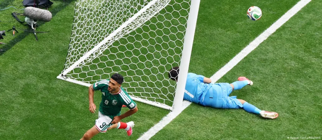 México vence 2-0 a Sudáfrica en primer partido del Mundial
