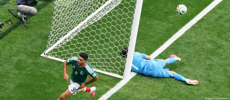 México vence 2-0 a Sudáfrica en primer partido del Mundial