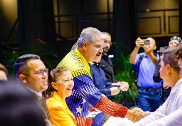 Gobernador Caldera entrega Becas Jesús Enrique Lossada a 1.000 estudiantes de universidades públicas del Zulia