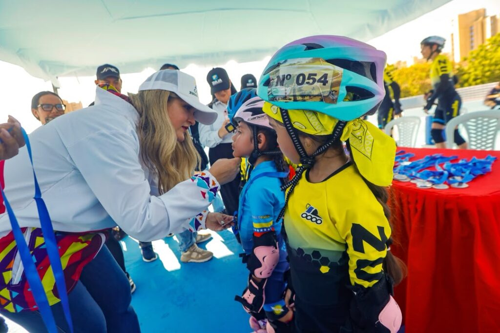 Gobernador Luis Caldera y el ministro de Deporte inauguran el Patinódromo "Alfredo León Moreno" en la Vereda del Lago