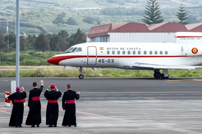 El avión del papa León XIV fue inmovilizado en tierra
