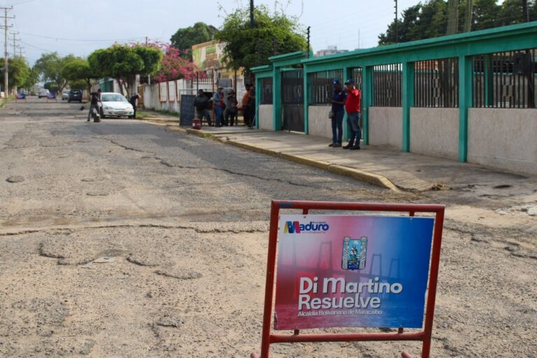 ¡‎9 calles y una cancha serán rehabilitadas! ‎Ayuntamiento marabino inició asfaltado en Urbanización Sucre