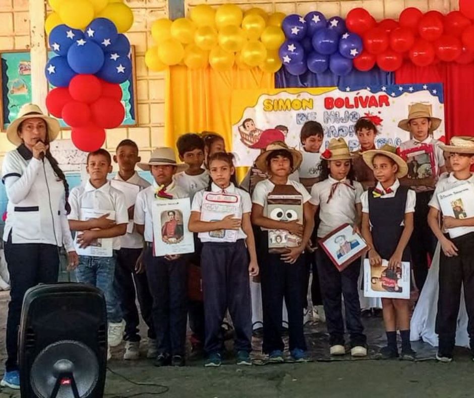 Feria del Libro cierra con tributo a Simón Bolívar en la Costa Oriental del Lago