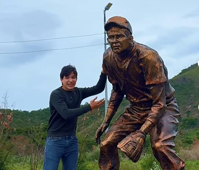 ¡Iniciativa del alcalde Di Martino! Josué Benjamín Figueroa inmortaliza a Luis Aparicio en una escultura para Maracaibo