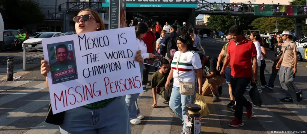 ¡Donde se juega el Mundial! Familiares cuelgan carteles por desaparecidos en Guadalajara