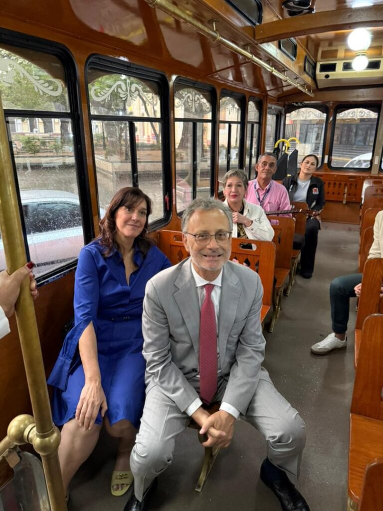 ¡Invitados de lujo! Embajador de Italia Giovanni Umberto de Vito disfrutó de un paseo en tranvía