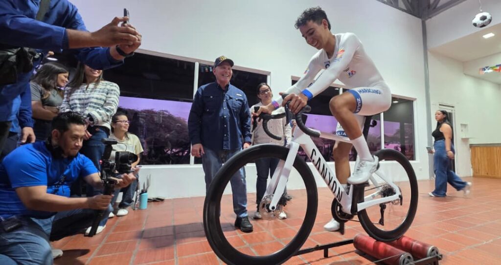 "Apoyamos a la juventud victoriosa" Alcalde Di Martino entregó bicicleta de alta gama al Embajador Deportivo Luis Miguel Hernández