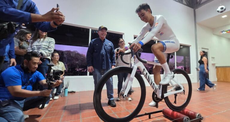 "Apoyamos a la juventud victoriosa" Alcalde Di Martino entregó bicicleta de alta gama al Embajador Deportivo Luis Miguel Hernández