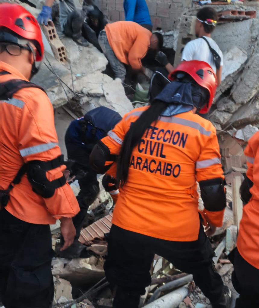 ¡Con plena disposición! Equipo de Protección Civil Maracaibo ayuda en labores de rescate en La Guaira