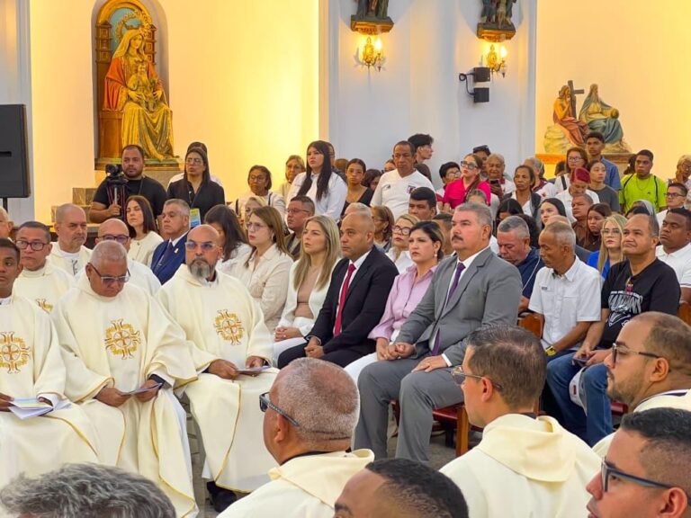 Feligreses elevan oraciones por víctimas de terremoto durante toma de posesión del nuevo Obispo de Cabimas
