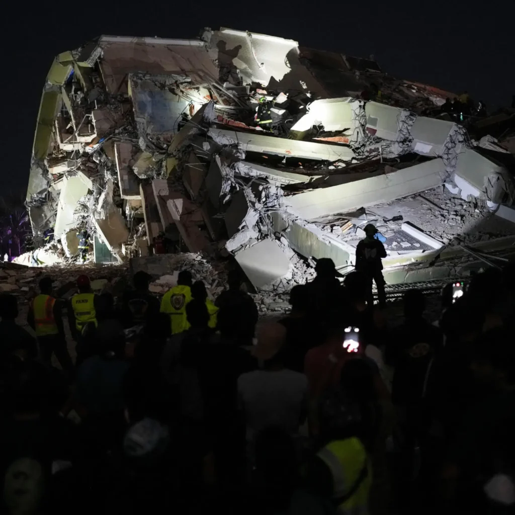 La angustia de buscar vida entre edificios colapsados
