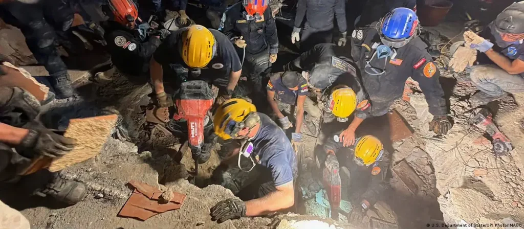 Rescatistas apuran horas para hallar vida bajo las ruinas