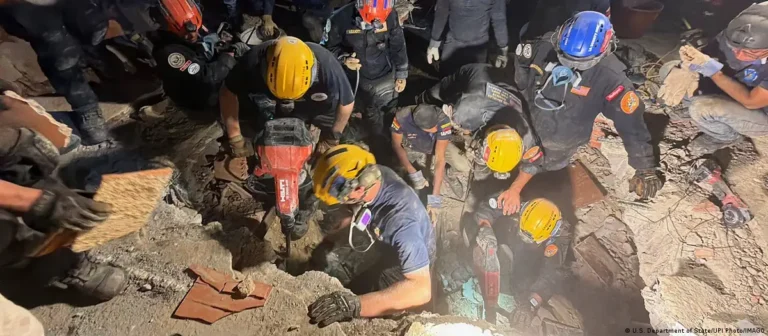 Rescatistas apuran horas para hallar vida bajo las ruinas