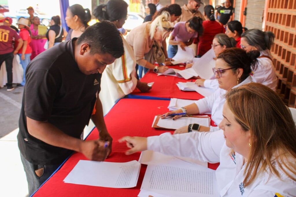 ¡Alcalde Di Martino entregó protocolización! Centro Comercial Simón Bolívar reabrirá sus locales en Maracaibo