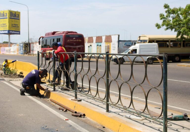 Avanzan trabajos de la Alcaldía de Maracaibo para adecuar paso peatonal en Galerías Mall