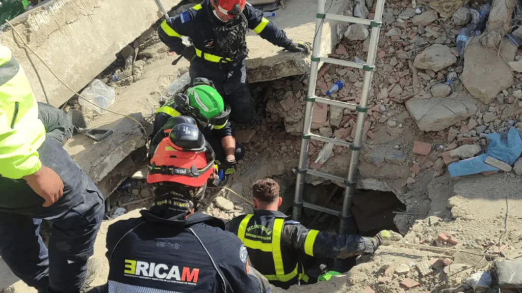 Bomberos españoles regresan de Venezuela tras rescates: «El país se queda destrozado»