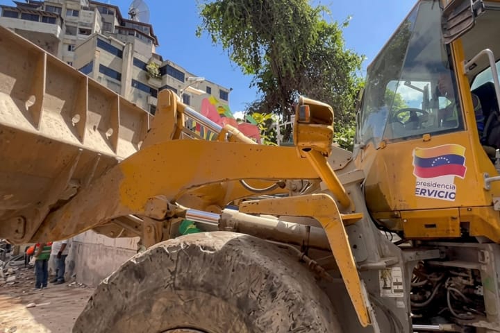 Maquinaria pesada comienza a remover escombros