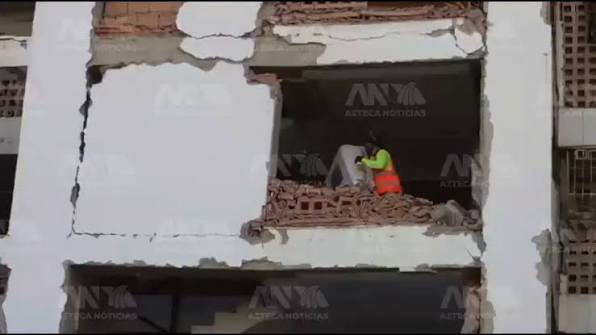 ¡ES VIRAL! Venezolana subió 8 pisos de un edificio gravemente afectado por los terremotos para rescatar su lavadora cargándola en la espalda